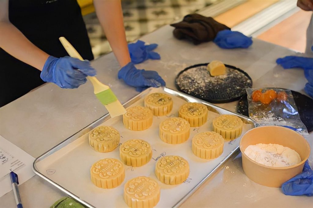 Bánh được phết thêm 1 lớp dầu trước khi nướng