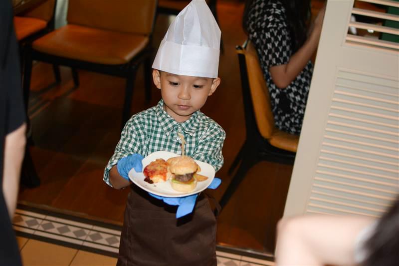 Chiếc bánh trung thu từ đầu bếp nhí