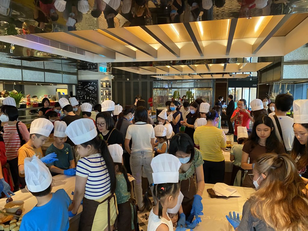 Chương trình đã hướng dẫn các bé hoàn thành chiếc bánh tại Khách sạn Sofitel