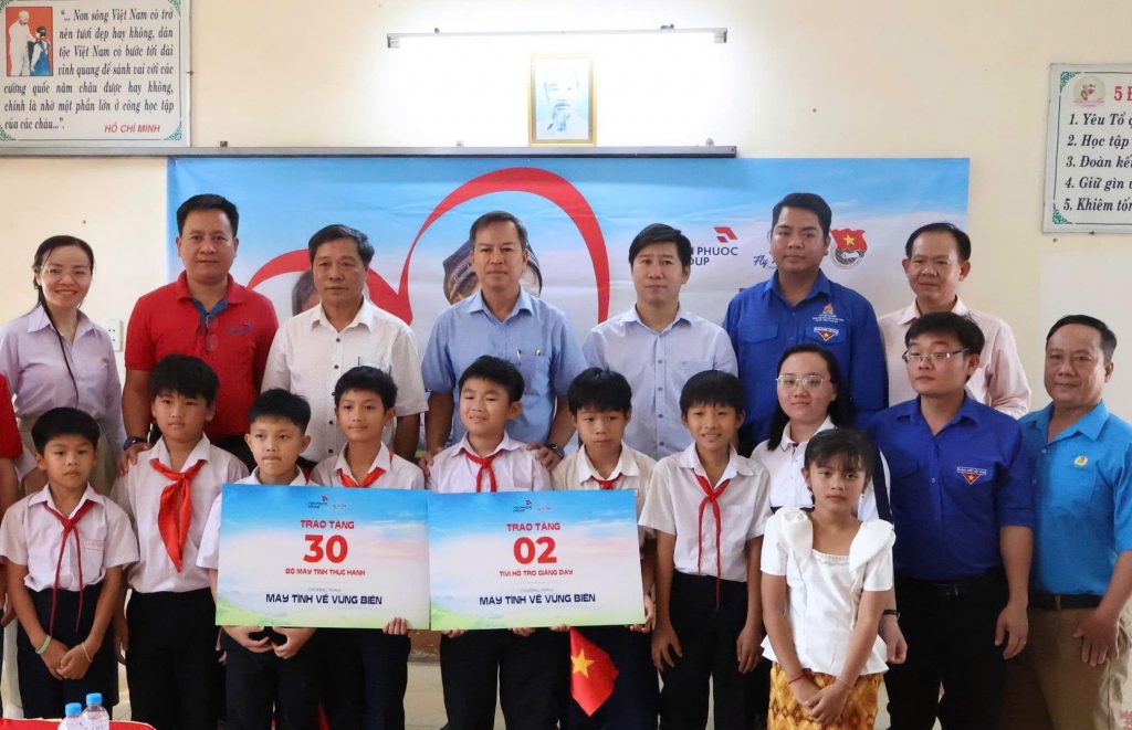 Mở rộng cơ hội tiếp cận công nghệ cho học sinh vùng biên giới